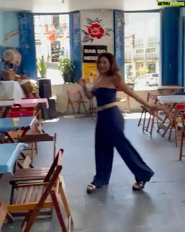Dira Paes - 33.2K Likes - Um fim de semana pra ficar na história e na memória! Que honra participar da estreia da turnê #TempoRei, do gigante @gilbertogil, rodeada de amigos, sentindo o calor do público e vivendo Salvador! Que privilégio poder viver na mesma época que Gil! Obrigada, @Rolex, por proporcionar essa experiência incrível.