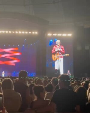 Dira Paes Instagram - Um fim de semana pra ficar na história e na memória! Que honra participar da estreia da turnê #TempoRei, do gigante @gilbertogil, rodeada de amigos, sentindo o calor do público e vivendo Salvador! Que privilégio poder viver na mesma época que Gil! Obrigada, @Rolex, por proporcionar essa experiência incrível.