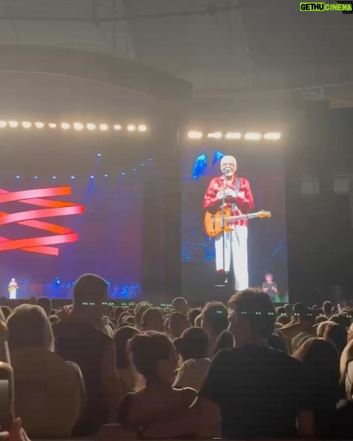 Dira Paes - 33.2K Likes - Um fim de semana pra ficar na história e na memória! Que honra participar da estreia da turnê #TempoRei, do gigante @gilbertogil, rodeada de amigos, sentindo o calor do público e vivendo Salvador! Que privilégio poder viver na mesma época que Gil! Obrigada, @Rolex, por proporcionar essa experiência incrível.