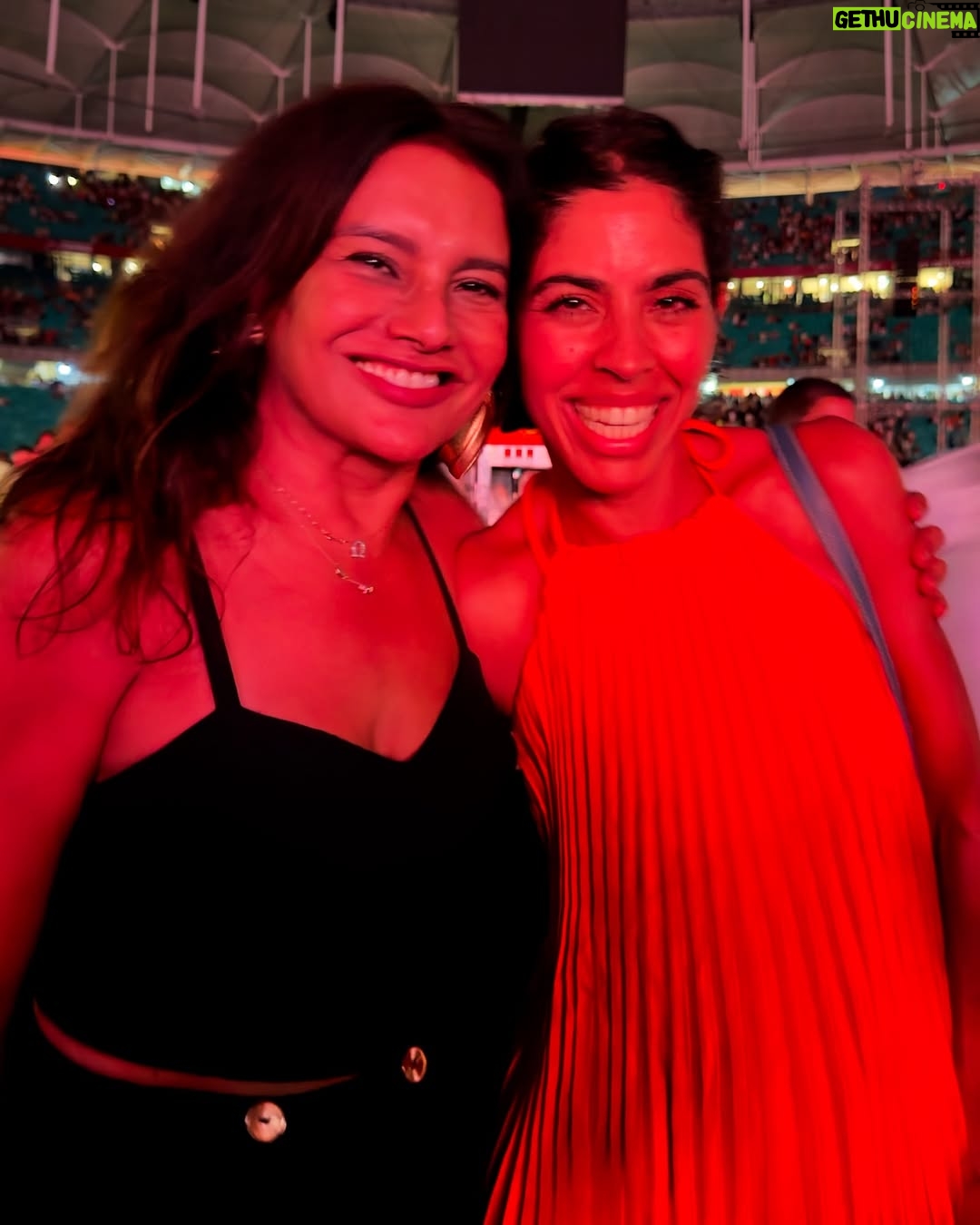 Dira Paes - 33.2K Likes - Um fim de semana pra ficar na história e na memória! Que honra participar da estreia da turnê #TempoRei, do gigante @gilbertogil, rodeada de amigos, sentindo o calor do público e vivendo Salvador! Que privilégio poder viver na mesma época que Gil! Obrigada, @Rolex, por proporcionar essa experiência incrível.