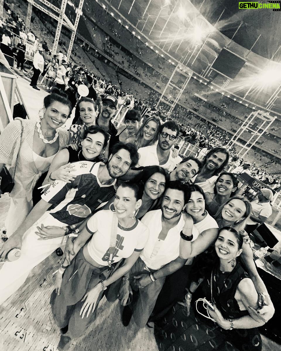 Dira Paes - 33.2K Likes - Um fim de semana pra ficar na história e na memória! Que honra participar da estreia da turnê #TempoRei, do gigante @gilbertogil, rodeada de amigos, sentindo o calor do público e vivendo Salvador! Que privilégio poder viver na mesma época que Gil! Obrigada, @Rolex, por proporcionar essa experiência incrível.