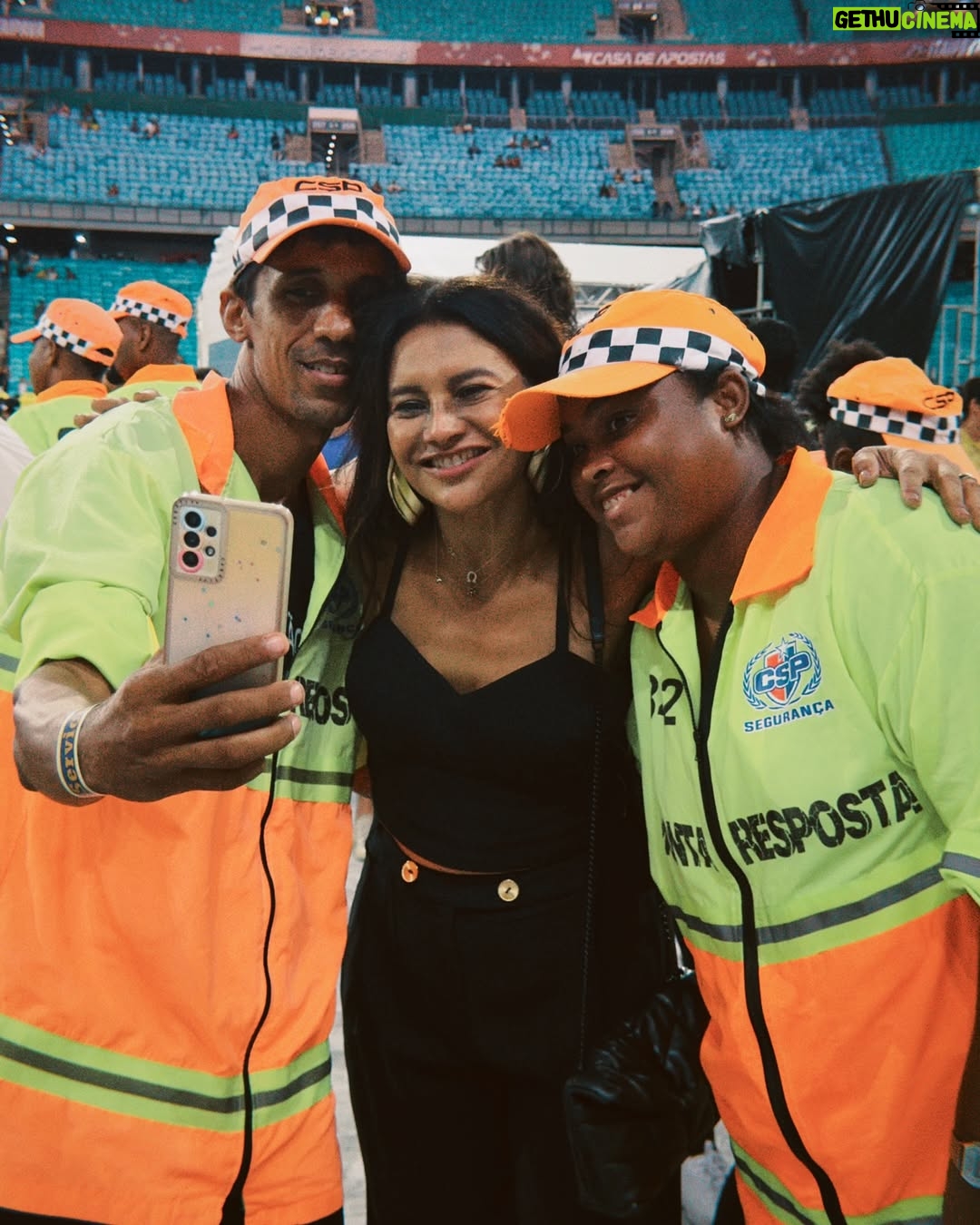 Dira Paes - 33.2K Likes - Um fim de semana pra ficar na história e na memória! Que honra participar da estreia da turnê #TempoRei, do gigante @gilbertogil, rodeada de amigos, sentindo o calor do público e vivendo Salvador! Que privilégio poder viver na mesma época que Gil! Obrigada, @Rolex, por proporcionar essa experiência incrível.