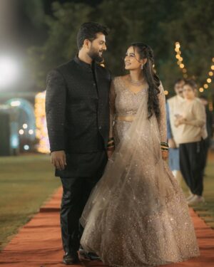 Divya Pugaonkar Instagram - Sangeet Night was a crazy fun night..!🥳 #FromFacebookToPheras ✨

Pictures by @stillphotography.in 
Outfit by @suvidhafashion
Jewellery by @pngjewellers 
Makeup by @shalakas_makeup_artistry 
Draping by @shwetapandey_makeup 
Hair by @heena_makeupartist7 
Styled by @shalmalee_t 
Socials, Management & PR- @n.i.d.s_ @wechitramedia 
.
.
#DivyAkshay #FromFacebookToPheras #DivyaAkshay #Sangeet