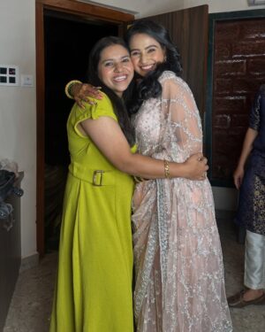 Divya Pugaonkar Instagram - Congratulations @divyasubhashpugaonkar_official _ ❤️❤️
Thank you so much, Divya, for choosing me for your makeup on such BIG day. Even though we had never worked together before, your trust in me, believing that I would do my best, truly means a lot. Thank you once again!❤️😍 

#celebritywedding #celebritymakeupartist #madhurikhesemakeupartist