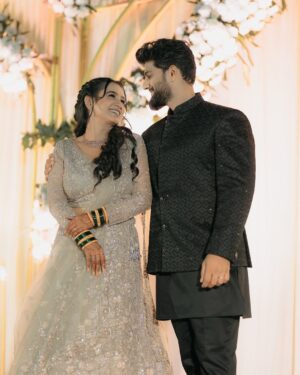 Divya Pugaonkar Instagram - Sangeet Night was a crazy fun night..!🥳 #FromFacebookToPheras ✨

Pictures by @stillphotography.in 
Outfit by @suvidhafashion
Jewellery by @pngjewellers 
Makeup by @shalakas_makeup_artistry 
Draping by @shwetapandey_makeup 
Hair by @heena_makeupartist7 
Styled by @shalmalee_t 
Socials, Management & PR- @n.i.d.s_ @wechitramedia 
.
.
#DivyAkshay #FromFacebookToPheras #DivyaAkshay #Sangeet