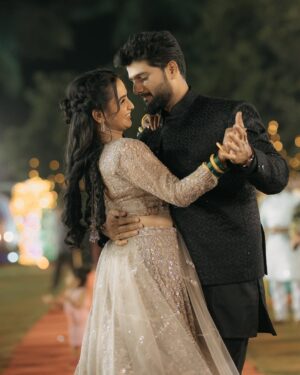 Divya Pugaonkar Instagram - Sangeet Night was a crazy fun night..!🥳 #FromFacebookToPheras ✨

Pictures by @stillphotography.in 
Outfit by @suvidhafashion
Jewellery by @pngjewellers 
Makeup by @shalakas_makeup_artistry 
Draping by @shwetapandey_makeup 
Hair by @heena_makeupartist7 
Styled by @shalmalee_t 
Socials, Management & PR- @n.i.d.s_ @wechitramedia 
.
.
#DivyAkshay #FromFacebookToPheras #DivyaAkshay #Sangeet