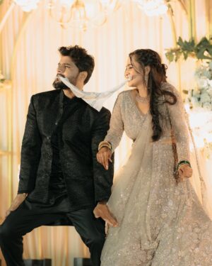 Divya Pugaonkar Instagram - Sangeet Night was a crazy fun night..!🥳 #FromFacebookToPheras ✨

Pictures by @stillphotography.in 
Outfit by @suvidhafashion
Jewellery by @pngjewellers 
Makeup by @shalakas_makeup_artistry 
Draping by @shwetapandey_makeup 
Hair by @heena_makeupartist7 
Styled by @shalmalee_t 
Socials, Management & PR- @n.i.d.s_ @wechitramedia 
.
.
#DivyAkshay #FromFacebookToPheras #DivyaAkshay #Sangeet