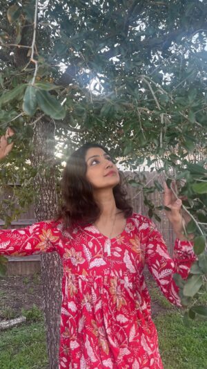 Divyaa Unni Instagram - Red bright and beautiful ❤️
#clickedbydaughterdearest 
Wearing a beautiful kurta by @thewestloom #red #kurta