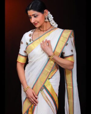 Divyaa Unni Instagram - Absolutely in love with this exquisite handloom set mundu featuring a stunning red and green kara and kasavu combo. Each thread is woven with meticulous care, showcasing the artistry and dedication that goes into every piece. 

This unique weave is a beautiful representation of the rich heritage of Balaramapuram, where traditional handloom craftsmanship thrives. Zaitra-Couture takes immense pride in bringing these artisanal creations to life and customizes each collection with passion.

I feel incredibly honored to wear and represent such a timeless work of art. Stay tuned for more glimpses of new gorgeous collections! 💚❤️ 

PC: @anoopupaasana 
Saree : @zaitra_couture 
Blouse design: @vasudevan.arun 

#zaitra_couture #zaitraweaves #handloomheritage #setmundu #setsaree #purehandloom #artisan #keralasaree #handloomcollection