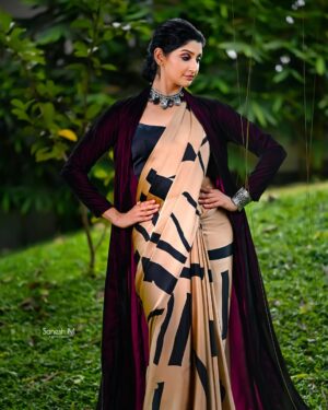 Divyaa Unni Instagram - Redefining saree goals…. 

Dop: @saneshphotography 

 Edit:  @shibu.bokehpix 

In frame: @divyaaunni 
Make up: @ajayanmakeupartist
Stylist: @stylist_jishaprasad 
Costume: @allonawallkochi 
Designer: @anitha_allonawall 
Location: Dr Aby Lukose’s Residence, Irimpanam
