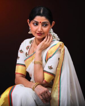 Divyaa Unni Instagram - Absolutely in love with this exquisite handloom set mundu featuring a stunning red and green kara and kasavu combo. Each thread is woven with meticulous care, showcasing the artistry and dedication that goes into every piece. 

This unique weave is a beautiful representation of the rich heritage of Balaramapuram, where traditional handloom craftsmanship thrives. Zaitra-Couture takes immense pride in bringing these artisanal creations to life and customizes each collection with passion.

I feel incredibly honored to wear and represent such a timeless work of art. Stay tuned for more glimpses of new gorgeous collections! 💚❤️ 

PC: @anoopupaasana 
Saree : @zaitra_couture 
Blouse design: @vasudevan.arun 

#zaitra_couture #zaitraweaves #handloomheritage #setmundu #setsaree #purehandloom #artisan #keralasaree #handloomcollection