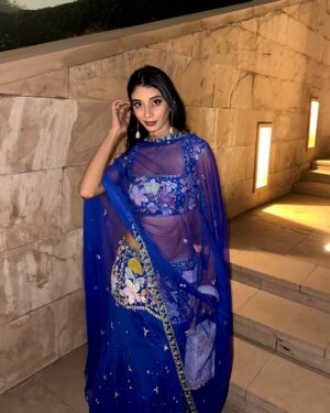 Dolly Singh Instagram - Dilli main shaadi season aur maut ke season ka saath main lutf uthate hue😂 
So much fun at chota bhai @mayankpandey_3 and @shubhangiverma1196 wedding, such sweethearts both of them and so in love! 🧿😭 
@komalpandeyofficial @siddharth93batra being the most beautiful, perfect hosts 🤩
I wore @aisharaoofficial felt like  Jasmine 😍with my honorary bengali babu @manuchaturvedi 😂 
Makeup and hair by my baby @makeupbybinachauhan 🤌🏽
Thank you @quirkbrandconsulting 🩷