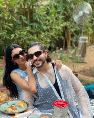 Dolly Singh Instagram - Siddy, you came in as a colleague and now are my jiju! I mean what are the odds!!🥹🤣 Happy happy Birthday to this sweet kid who makes sure to celebrate everyone he loves the loudest and cheer for them in every room but hates to celebrate his own birthday. 
You’re so kind but you barely know it or show it and that I think is the most beautiful quality you have! 
Ok no, its maybe  maybe also the fact that you mended my BFF’s heart and now protect it with so much love and passion, I cry😭 
Thank you for being my fav person to go to for any shopping advice🥺 I love you so much and I wish you nothing but a lifetime of joy, with Komsu (and I third wheeling like always) 🩷 You bring so much laughter into everyone’s lives and for that we all love you! Bas now I gotta come and give you a big hug😭🥰🎈🎈🎈 
PS I think you look amaze in those pigtails👀