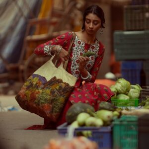 Dolly Singh Instagram - Sasural Genda Phool 🌼 
Starring - @dollysingh and @shivank_panwanda 
Direction , Shot and Edited by - @camerawalebhaiya 
.
Big Thanks to @joeysmovie and @anshulpathak_ for capturing these BTS so Beautifully 🌸🌸
Great work Guys .. ✨