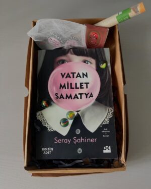 Dolunay Soysert Instagram - Yıl,sınırlarımı fazlasıyla zorlayarak başladı.Kızgın,gönlü kırık ve isyanda olduğum çok şey var.Aslında bu fotoğraf dizisi tamirat sürecim.Kayıtlara geçeyim ki bu dönemi hiç unutmayayım istedim.Gülebildiğim her ana şükrederek “Hadi Dolunay yapacak çok iş var”🎈