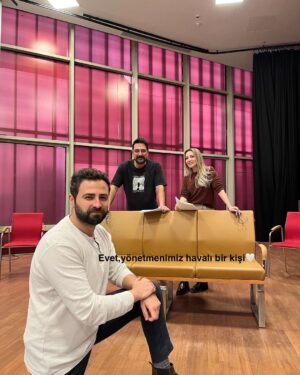 Dolunay Soysert Instagram - Yıl,sınırlarımı fazlasıyla zorlayarak başladı.Kızgın,gönlü kırık ve isyanda olduğum çok şey var.Aslında bu fotoğraf dizisi tamirat sürecim.Kayıtlara geçeyim ki bu dönemi hiç unutmayayım istedim.Gülebildiğim her ana şükrederek “Hadi Dolunay yapacak çok iş var”🎈