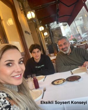 Dolunay Soysert Instagram - Yıl,sınırlarımı fazlasıyla zorlayarak başladı.Kızgın,gönlü kırık ve isyanda olduğum çok şey var.Aslında bu fotoğraf dizisi tamirat sürecim.Kayıtlara geçeyim ki bu dönemi hiç unutmayayım istedim.Gülebildiğim her ana şükrederek “Hadi Dolunay yapacak çok iş var”🎈