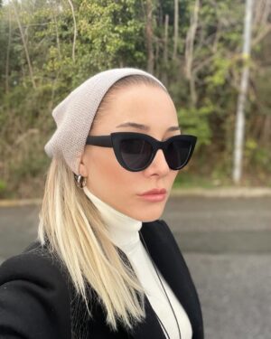 Dolunay Soysert Instagram - Yıl,sınırlarımı fazlasıyla zorlayarak başladı.Kızgın,gönlü kırık ve isyanda olduğum çok şey var.Aslında bu fotoğraf dizisi tamirat sürecim.Kayıtlara geçeyim ki bu dönemi hiç unutmayayım istedim.Gülebildiğim her ana şükrederek “Hadi Dolunay yapacak çok iş var”🎈