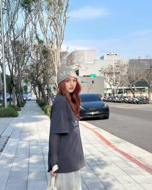 Dora Hsieh Instagram - 今天天氣很好 出去跟好朋友見一面剛好
吃了好吃的 曬了一下太陽補充維生素D

現在的髮色是最最喜歡的樣子
幸好有聽設計師 @made_toyota_puis 的建議一開始染紅一點讓它慢慢退
一切都剛剛好 真好🤍