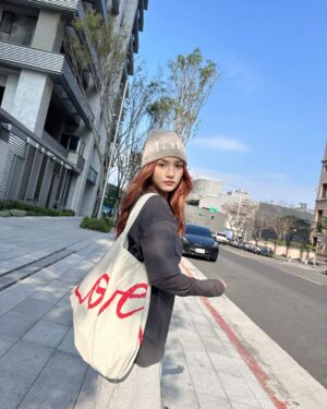 Dora Hsieh Instagram - 今天天氣很好 出去跟好朋友見一面剛好
吃了好吃的 曬了一下太陽補充維生素D

現在的髮色是最最喜歡的樣子
幸好有聽設計師 @made_toyota_puis 的建議一開始染紅一點讓它慢慢退
一切都剛剛好 真好🤍