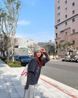 Dora Hsieh Instagram - 今天天氣很好 出去跟好朋友見一面剛好
吃了好吃的 曬了一下太陽補充維生素D

現在的髮色是最最喜歡的樣子
幸好有聽設計師 @made_toyota_puis 的建議一開始染紅一點讓它慢慢退
一切都剛剛好 真好🤍
