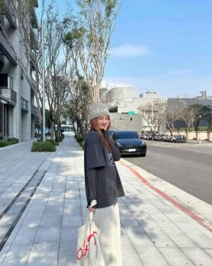 Dora Hsieh Instagram - 今天天氣很好 出去跟好朋友見一面剛好
吃了好吃的 曬了一下太陽補充維生素D

現在的髮色是最最喜歡的樣子
幸好有聽設計師 @made_toyota_puis 的建議一開始染紅一點讓它慢慢退
一切都剛剛好 真好🤍