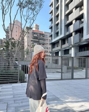 Dora Hsieh Instagram - 今天天氣很好 出去跟好朋友見一面剛好
吃了好吃的 曬了一下太陽補充維生素D

現在的髮色是最最喜歡的樣子
幸好有聽設計師 @made_toyota_puis 的建議一開始染紅一點讓它慢慢退
一切都剛剛好 真好🤍