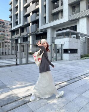 Dora Hsieh Instagram - 今天天氣很好 出去跟好朋友見一面剛好
吃了好吃的 曬了一下太陽補充維生素D

現在的髮色是最最喜歡的樣子
幸好有聽設計師 @made_toyota_puis 的建議一開始染紅一點讓它慢慢退
一切都剛剛好 真好🤍