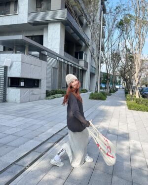 Dora Hsieh Instagram - 今天天氣很好 出去跟好朋友見一面剛好
吃了好吃的 曬了一下太陽補充維生素D

現在的髮色是最最喜歡的樣子
幸好有聽設計師 @made_toyota_puis 的建議一開始染紅一點讓它慢慢退
一切都剛剛好 真好🤍