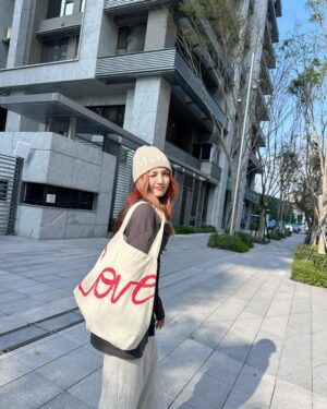 Dora Hsieh Instagram - 今天天氣很好 出去跟好朋友見一面剛好
吃了好吃的 曬了一下太陽補充維生素D

現在的髮色是最最喜歡的樣子
幸好有聽設計師 @made_toyota_puis 的建議一開始染紅一點讓它慢慢退
一切都剛剛好 真好🤍