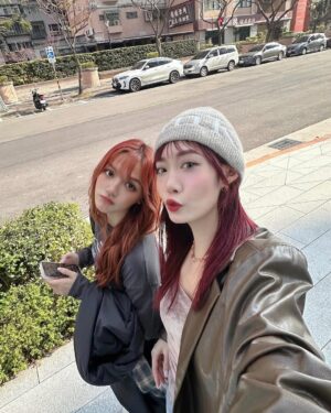 Dora Hsieh Instagram - 今天天氣很好 出去跟好朋友見一面剛好
吃了好吃的 曬了一下太陽補充維生素D

現在的髮色是最最喜歡的樣子
幸好有聽設計師 @made_toyota_puis 的建議一開始染紅一點讓它慢慢退
一切都剛剛好 真好🤍