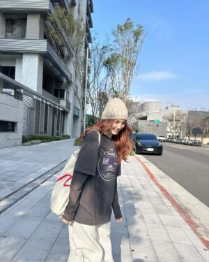 Dora Hsieh Instagram - 今天天氣很好 出去跟好朋友見一面剛好
吃了好吃的 曬了一下太陽補充維生素D

現在的髮色是最最喜歡的樣子
幸好有聽設計師 @made_toyota_puis 的建議一開始染紅一點讓它慢慢退
一切都剛剛好 真好🤍
