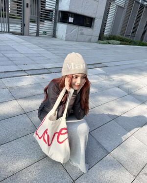 Dora Hsieh Instagram - 今天天氣很好 出去跟好朋友見一面剛好
吃了好吃的 曬了一下太陽補充維生素D

現在的髮色是最最喜歡的樣子
幸好有聽設計師 @made_toyota_puis 的建議一開始染紅一點讓它慢慢退
一切都剛剛好 真好🤍