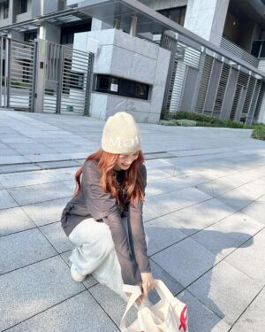 Dora Hsieh Instagram - 今天天氣很好 出去跟好朋友見一面剛好
吃了好吃的 曬了一下太陽補充維生素D

現在的髮色是最最喜歡的樣子
幸好有聽設計師 @made_toyota_puis 的建議一開始染紅一點讓它慢慢退
一切都剛剛好 真好🤍