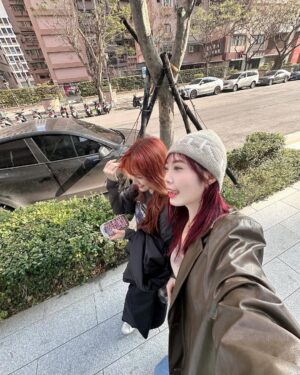 Dora Hsieh Instagram - 今天天氣很好 出去跟好朋友見一面剛好
吃了好吃的 曬了一下太陽補充維生素D

現在的髮色是最最喜歡的樣子
幸好有聽設計師 @made_toyota_puis 的建議一開始染紅一點讓它慢慢退
一切都剛剛好 真好🤍