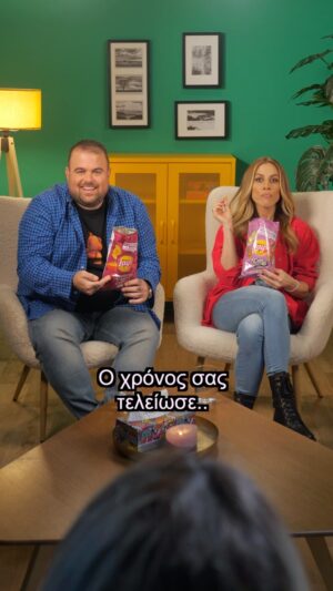 Doretta Papadimitriou Instagram - Οι ανθρώπινες σχέσεις δεν είναι εύκολες, κακά τα ψέματα! Ανταγωνισμός, ζήλια, παράπονα, όλα έρχονται με τον καιρό και καμιά φορά θες κάποιον εξωτερικό παρατηρητή να έρθει και να γεφυρώσει το χάσμα ανάμεσα σε 2 ανθρώπους. Εκτός, αν η διαφωνία είναι Lay’s Τσορίθο ή Σκόρδο, όπου μόνο ένας μπορεί να είναι ο τελικός κριτής, ΟΛΟΙ ΕΣΕΙΣ!! Είστε όλοι εσείς που παίρνοντας μία συσκευασία Lay’s, μπορείτε να σκανάρετε το QR code, να ψηφίσετε την αγαπημένη σας γεύση και να μπείτε σε κλήρωση για πλούσια δώρα! Η πιο μεγάλη ώρα είναι τώρα, λοιπόν! Είσαι team Νικόλας ή team Ντορέττα; 😋🤦🏻‍♂️ 
#Lays #laysbattle #laysgarlic #layschorizo #advertisment #ad #διαφήμιση #elavouta