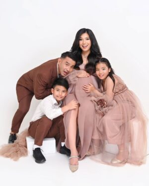 Duma Riris Silalahi Instagram - Doa Cleo dan Judeo.. kita abadikan biar nanti jadi kenangan yang indah. Mau punya adik, mereka udah minta dari 4 tahun yang lalu.. ternyata jawabannya sekarang.. doain ya teman2 dan keluarga online kami, semua lancar sampai harinya kami jadi berlima. Aminnn..

#37weekspregnant 
#family
#maternity 

Thanks all the team.. we love it.. 
Photo by: @deon.angkasa 
Stylish: @meizy_latuconsina 
Outfit: @wicaksonoajiofficial
Jewellery: @amerojewellery
MUA: @kunsoomakeupartist