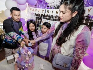 Duma Riris Silalahi Instagram - My first born.. Cleo is turning 10.. gak kerasa masuk dua digit umurnya ya nak.. sehat, happy, diberkati, dan jadi berkat buat banyak orang ya nak.. 

Kali ini maunya main di trampolin aja.. jadi tiup lilin, langsung main ama teman2 sekolahnya. Sampai fotopun gak lengkap sama yang ultah karna udah gak sabar mau main aja.. maafkan yg belum sempat foto ya buat keluarga, moms dan teman2.. keburu kepanasan anak2nya.. heheh