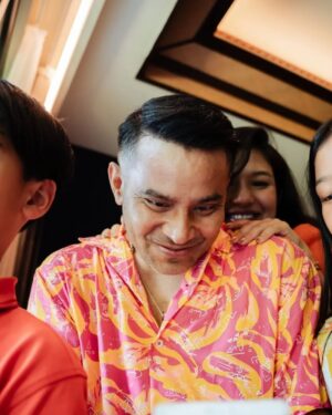 Duma Riris Silalahi Instagram - Liburan singkat,padat,mantaap!!

Sudah jadi kebiasaanku dan istriku @duma_riris untuk selalu kasi waktu terbaik untuk keluarga dan khususnya anak2.Karena waktu ga bisa diulang dan semaksimalnya
Kita selalu hadir buat mereka.

So, kemarin anak2 liburan sekolah seminggu. Langsung kita gas ke Bali walaupun mutusinnya last minute.😁

Kali ini kita milih stay di daerah Sanur tepatnya @themerusanur. 
Asyik dan keren banget hotelnya.  Jadi banyak foto2 deh kita.

Liburan singkat yang berasa sangat singkat. Yang penting Bumil dan anak2 happy😘

Sekarang kita gass kerja lagi.Semangat!!