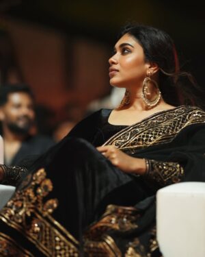 Dushara Vijayan Instagram - Prepped,cooked and wrapped 🔥💥

#veeradheerasooranfrommarch27

Outfit : @studio149 
Hairstylist : @pinkylohar_  @itsmahi_thapa
Shot by : @bathri.ramachandar