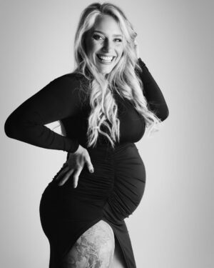 Ebanie Bridges Instagram - Not long now and we get to meet you Baby B 💙🩵🥹

 #Baby #Babi #Pregnancy #MaternityShoot