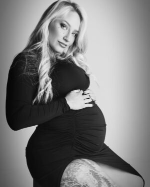 Ebanie Bridges Instagram - Not long now and we get to meet you Baby B 💙🩵🥹

 #Baby #Babi #Pregnancy #MaternityShoot