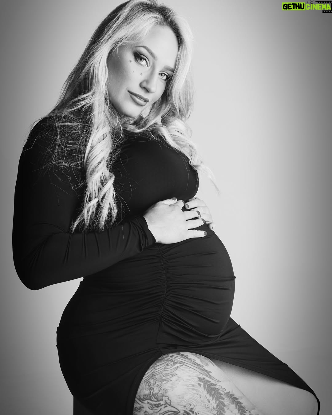 Ebanie Bridges - 25.8K Likes - Not long now and we get to meet you Baby B 💙🩵🥹
#Baby #Babi #Pregnancy #MaternityShoot