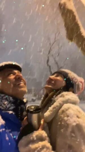 Ece Dizdar Instagram - Ben uyuyamadım, Serdar Prens setinden geldi upuyanık. 4.30 gibi sokağa çıktık. İzin almadan bir bahçeye girmiş gibi❄️☃️
@serdarorcin 🤍