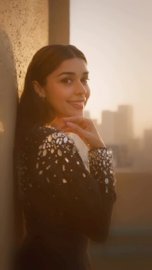 Eisha Singh Instagram - Likhna zaroori hai kya?
Aaj sirf sochu tumhe, chalega kya? 

Caption by Eisha’s Tribe 🌻 

Outfit @worldbyasra @pretbyasra
Jewellery @rubans.in @oakpinionpr
Styled by @anshudixit__
Styled team @stylewithroshnii 

#EishaSingh