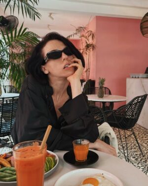 Ekaterina Ivanchikova Instagram - 27 января- один из самых важных дней  для всех нас. День снятия блокады! 
Мы с Лёней 10 лет прожили в Петербурге. Все песни писали на съемных квартирах.

Однажды на наш «музыкальный шум» пришла бабуля из соседней квартиры, я открыла ей с кошкой Феней на руках и она, до этого момента очень строго настроенная, вдруг резко обмякла и начала говорить совсем не то, что планировала)
Она рассказала, что во время блокады ее семью спасла кошка! Она охотилась и притащила двух куниц, а потом крыс. Благодаря этому у них появился шанс выжить. 

Были разные времена у меня и у нашей семьи, но всегда больше, чем поездкам и вещам, я радуюсь забитому холодильнику и свежей еде на столе.☕️🥑