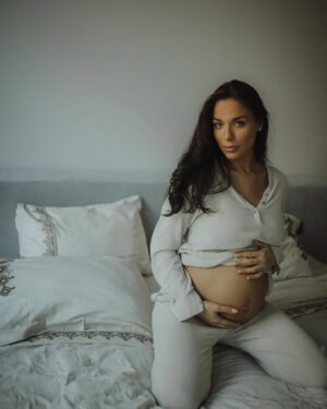 Ekaterina Vladimirova Instagram - Моя семья - мое богатство!!! 
Отличным решением на 32 неделе было организовать беременную фотосессию у себя дома. Получились прекрасные снимки на память. ❤️ И никуда ехать не надо. Спасибо @slobodulya 
Я на финишной прямой, остался месяц. Сумку в роддом собрала. Ждун. 😄 Хочется уже быстрее отстреляться, начать восстанавливать организм и вернуться к активной жизни.  Нелегкая беременность, ох нелегкая 🥲