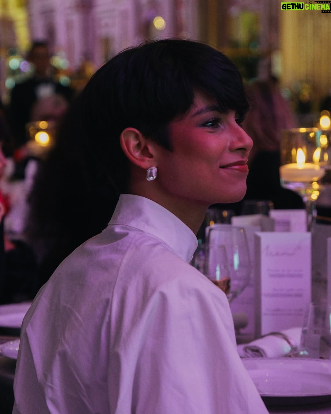 Elena Faliez - 7.8K Likes - Picture 9, quand elle te regarde comme ça t’as tout gagné… 😏
Jeudi 06 mars nous avons assisté à la mise à l’honneur des femmes par @le.grand.diner pour la remise des trophées Madame.
Une fabuleuse soirée pour célébrer ces femmes qui rappellent chaque jour que tout est possible, et nous donne envie de nous dépasser.
Un grand bravo à toutes les lauréates, et particulièrement à @mayane_sarah_ pour son trophée Madame pour la catégorie cinéma 🎬👏🏼
Merci ma @evegillesoff de m’avoir conviée à tes côtés ❤️
👗 Outfit Elena by @christopheguillarme
@whisperingagency
#legranddiner #tropheesmadame #journeedelafemme #trophee #hotelpeninsula #outfit #classy #celebratewomen #8mars #evegilles #missfrance2024
