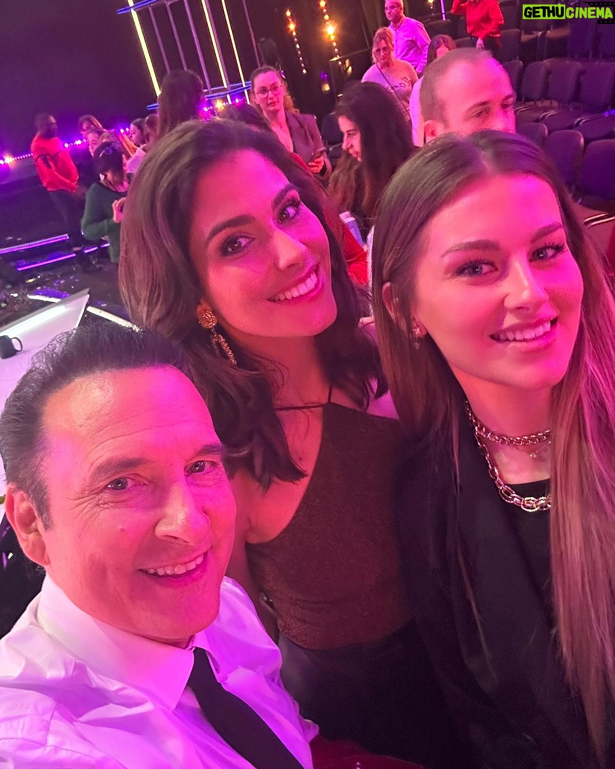 Elena Faliez - 2.5K Likes - Hier c’était #dals 🪩
Nous sommes venues encourager notre belle et talentueuse @evegillesoff qui est déjà troisième du classement, à 2 points seulement de la première place malgré son entorse 😏💃
