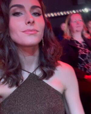 Elena Faliez Instagram - Hier c’était #dals 🪩
Nous sommes venues encourager notre belle et talentueuse @evegillesoff qui est déjà troisième du classement, à 2 points seulement de la première place malgré son entorse 😏💃